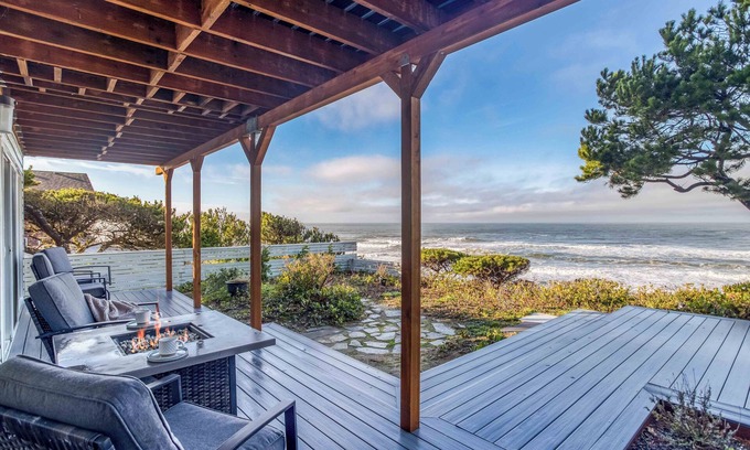 Nelscott House | Updated Clifftop Oceanfront Beauty King Suite, Game Room, Pool Table, Tesla Char