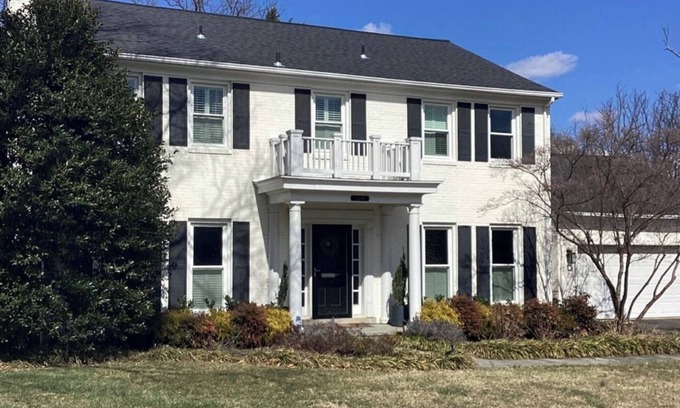 Rosemont House | Updated colonial is the perfect home-base adventures in our nation’s capitol.