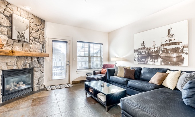 Government Camp Condo | Updated condo with pool & hot tub - easy access to skiing