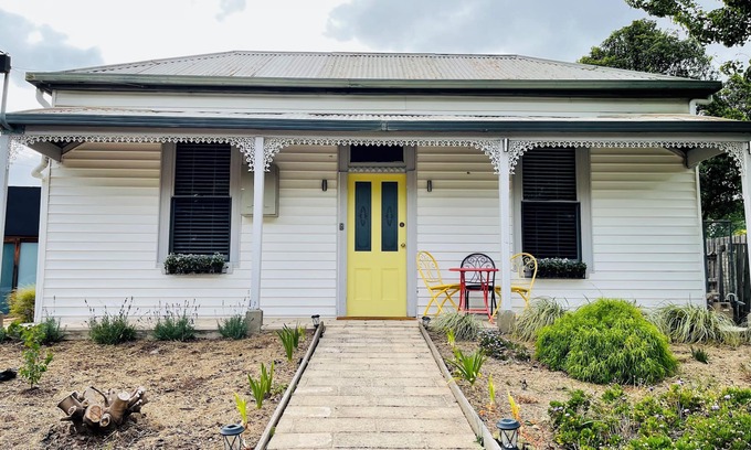 Canadian House | Updated Cottage on Large Sunny Block, 5 mins to town