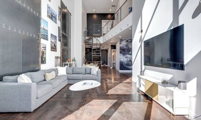 West Loop Condo | Updated Designer Duplex In Fulton Market W/parking