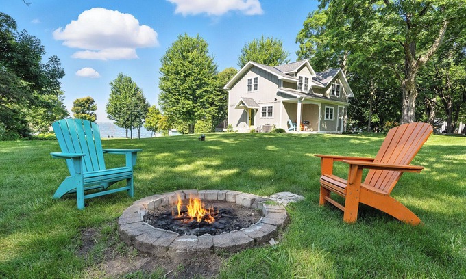 Sturgeon Bay House | Updated Door County Lake House | Sunsets, Fire Pit, Family-Friendly