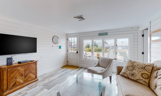 West Dennis House | Updated duplex with gas grill and central AC - close to beach