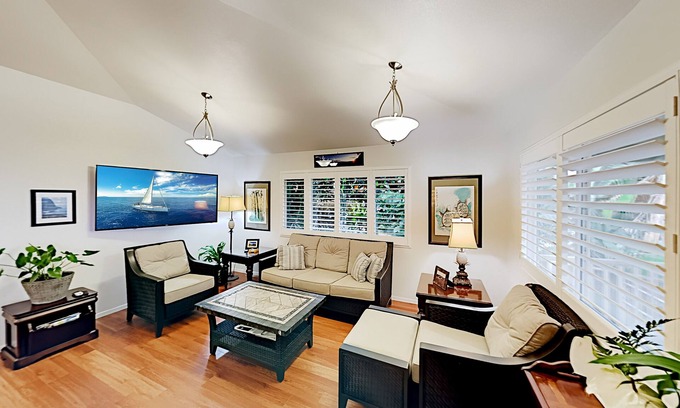 Honokaa House | Updated Family Home w/Lanai, private washer & dryer, WiFi, enclosed yard