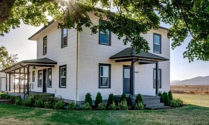 Albany House | Updated Farmhouse with lots of outdoor space and beautiful views!
