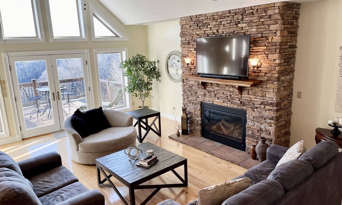 Albany House | Updated Game Room with Arcade Style Games, 7 BR, 2 Kitchens, sleeps up to 25!