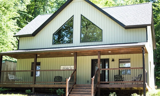 Vallonia House | Updated Getaway in the hills of southern Indiana. Minutes from Starve Hollow SRA
