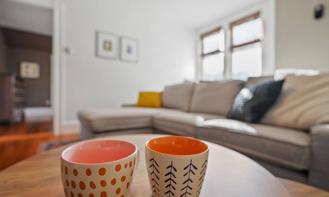 Warren House | Updated, Historic District, Walk to Waterfront. Pet-Friendly! Sleeps 12