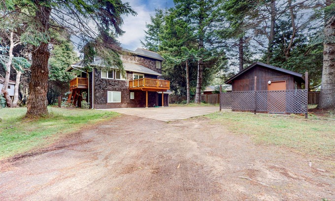Fort Bragg House | Updated home on an acre of forest with hot tub and deck - near the beach