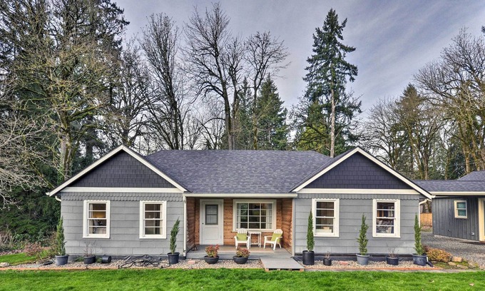Stafford - Tualatin Valley House | Updated Home w/ Fire Pit ~ 13 Mi to Portland!