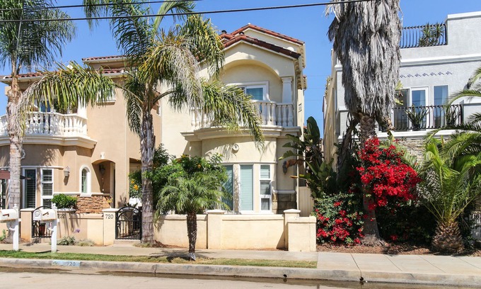 Townsite House | Updated home with balconies & rooftop deck - 2 blocks to beach