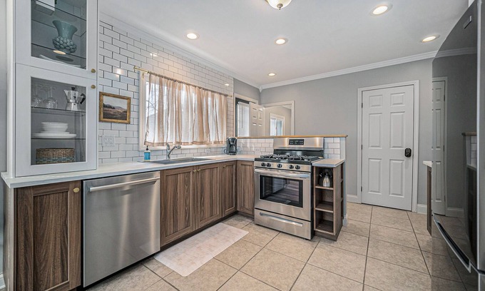 Jackson Apartment | Updated Modern & Spacious 2 bed Apartment Near Everything!