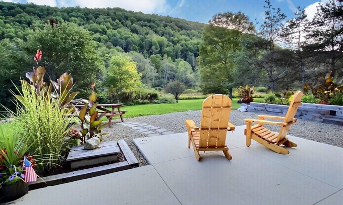 Ellicottville Apartment | Updated & Modern w/King Bed ~ Pet Friendly ~ Sleeps 4 ~ Beautiful views