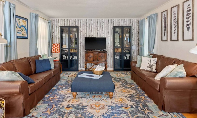 Dunsmuir Apartment | Updated Mountain Home Clawfoot Tub Near Waterfalls