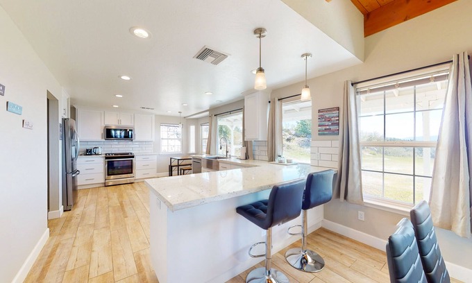 Ahwahnee House | Updated mountain-view home with covered porch, central AC, & electric fireplace