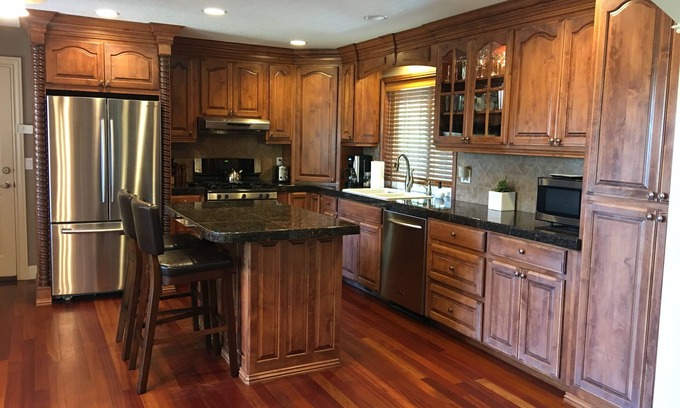 Happy Valley House | UPDATED: Mtn Top Upscale 4br with hot tub, Sauna, Jacuzzi, Mtn Views