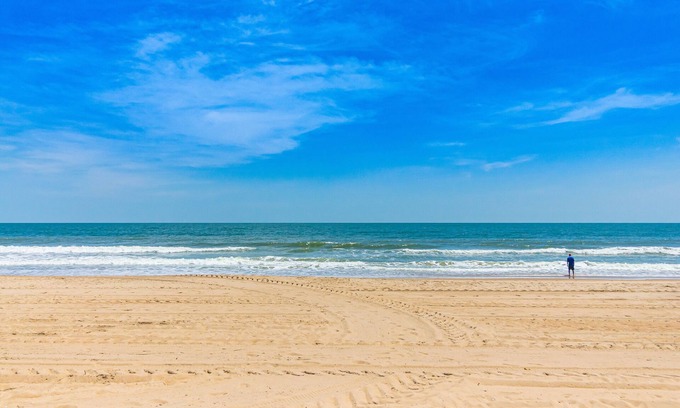 Midtown Ocean City Condo | Updated ocean-view condo with beach access, patio, central AC & washer/dryer