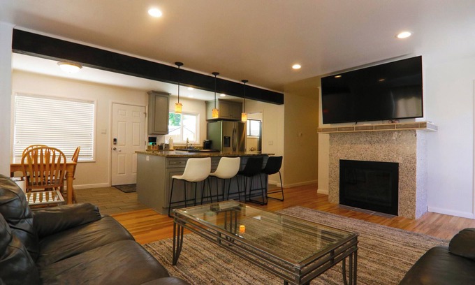 Cottonwood Heights House | Updated open floor plan home with 3 bedrooms for fantastic outdoors experience.