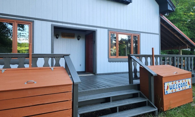 Stambaugh Ski Chalet | Updated Peaceful Chalet across from Ski Brule Right Side