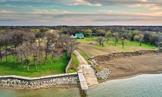 Streetman Cottage | Updated & Peaceful Lakefront Cottage!