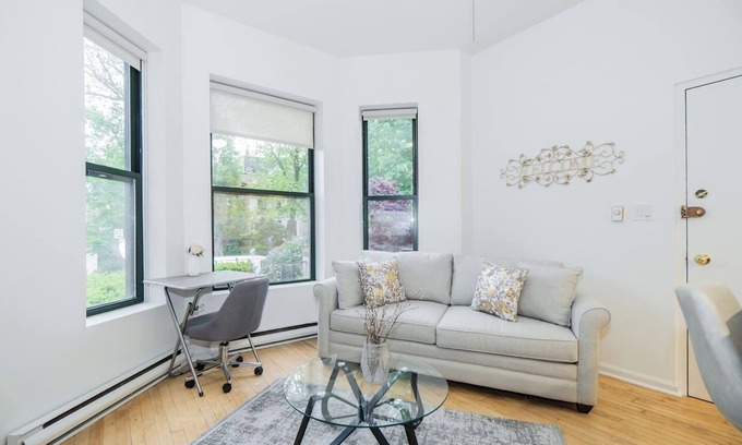 Park West Apartment | Updated, Prime Location, Parking Avail. - LP