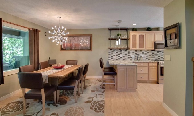 Lincoln Condo | Updated Rare 4 Bedroom Clearbrook Condo