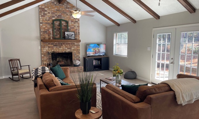 Brookeland House | Updated Rayburn Country Home with outdoor space and plenty of room to entertain.