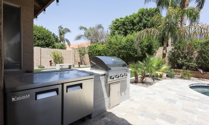 Paradise Park Vista House | Updated single-level home with an oasis back yard, private pool & washer/dryer