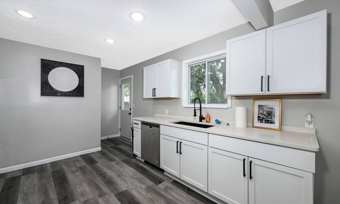 Bedford Heights House | Updated & Spacious Ranch with Yard
