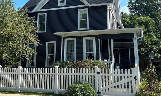Ottawa House | Updated Spacious Victorian in Historic Eastside, walking distance to downtown.
