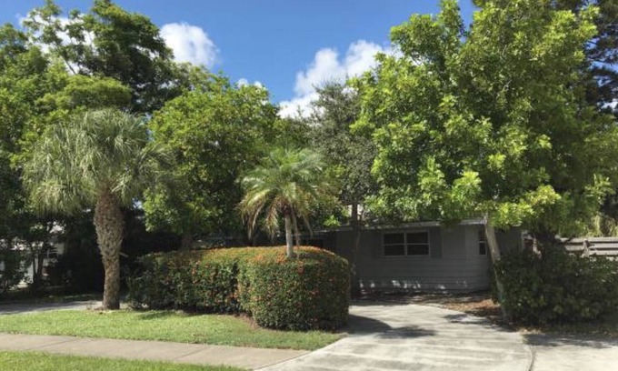 Downtown House | Updated,Sunny Cottage🌴near famous beaches🏝half mile to Downtown