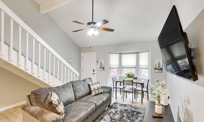 Tallahassee House | Updated Tallahassee Townhome: 3 Mi to Downtown!