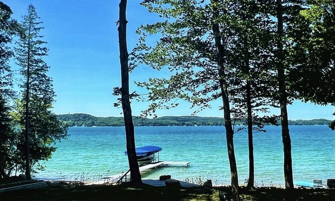 Bellaire House | UPDATED TORCH LAKE HOME 5BD/3BA w/PRIV BEACH