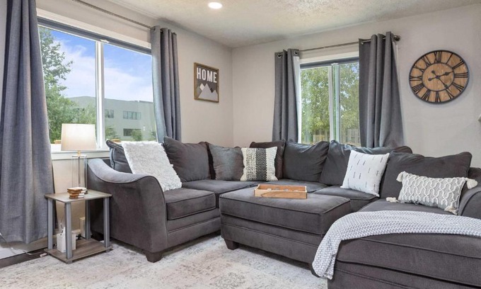 Bayshore - Klatt House | Updated Townhome Near Airport and Shopping!