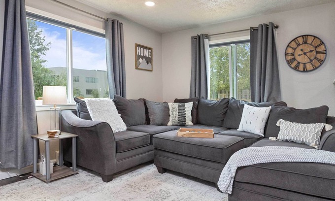 Bayshore - Klatt House | Updated Townhome: Near Airport & Shopping!