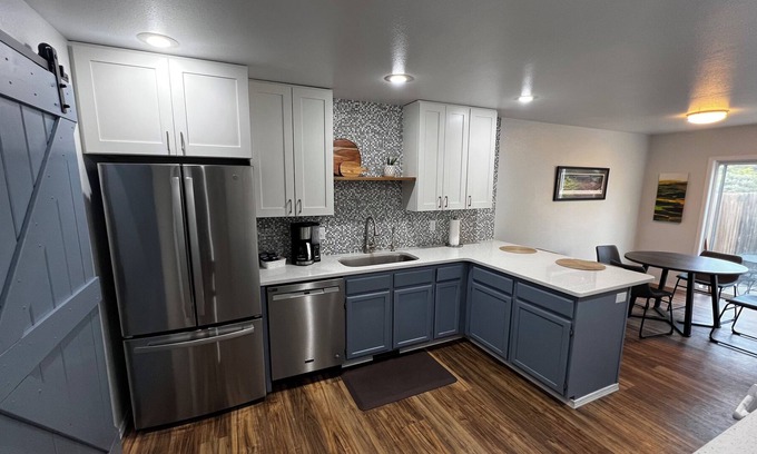 Pullman House | Updated townhouse in quiet cul de sac. Private fenced yard & off-street parking.