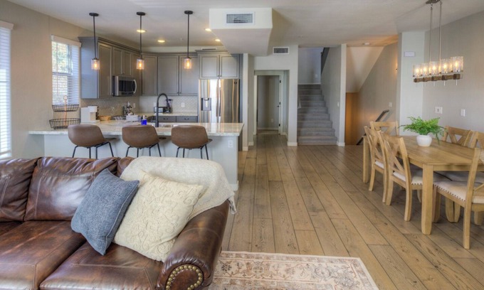 Chandler House | Updated Townhouse Pool & Hot Tub
