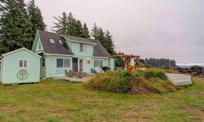 South Bend House | Updated Waterfront Cottage w/Bay Views