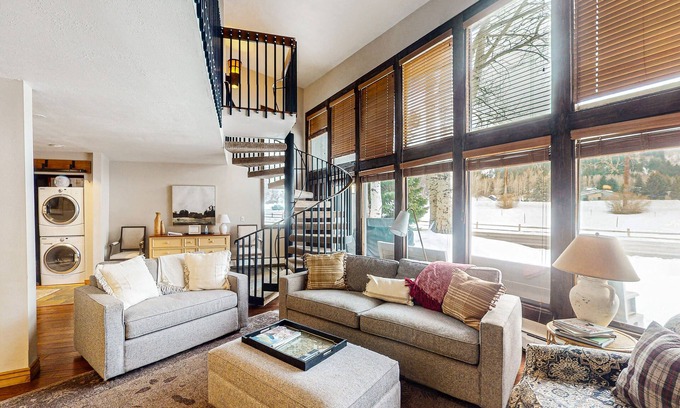 Eagle-Vail Condo | Upgraded condo w/large windows, golf on-site, shared tennis, & basketball