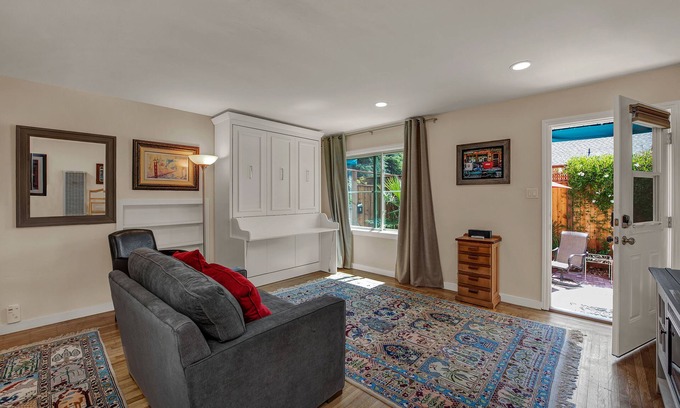 Montgomery Village Apartment | Upgraded Vintage Studio, near downtown SR