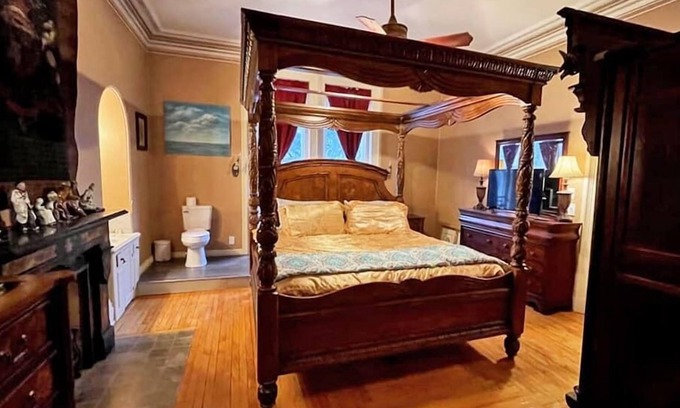 Central Business District Bed & Breakfast | Upjohn House Inn