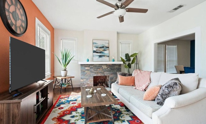 Fort Worth House | Uplifting 2BD: Centered, Inspiring & Heartwarming!
