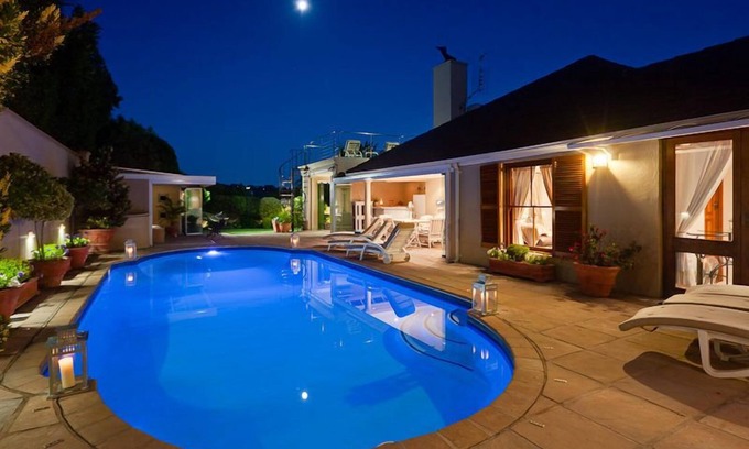 Constantia Villa | Upmarket Tuscan Villa sleeps 12 With Heated pool & Jacuzzi