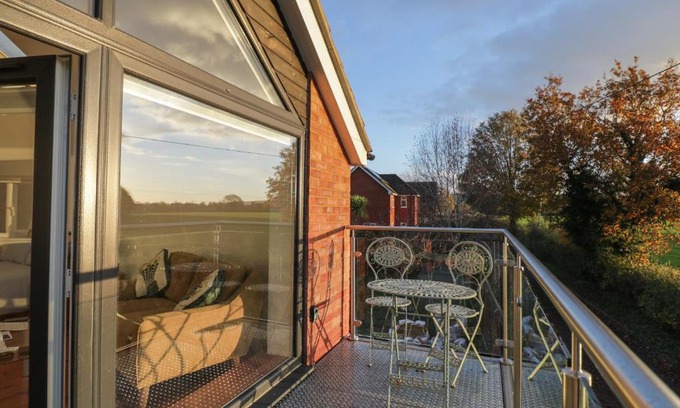 Calne Apartment | Upper Annex