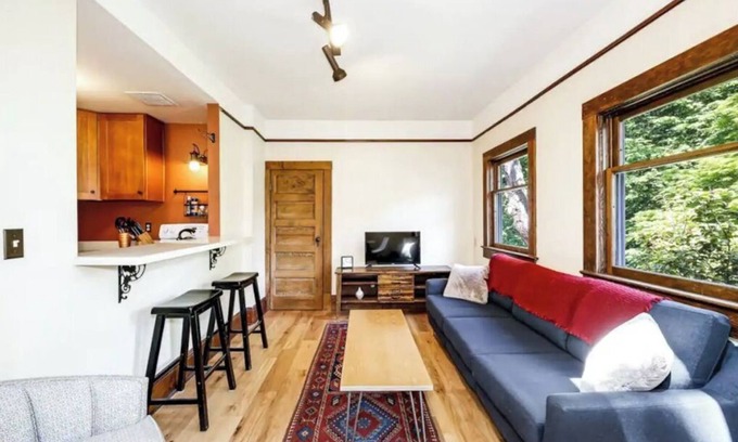 Phinney Ridge Apartment | Upper Apartment in Classic Craftsman Home Duplex