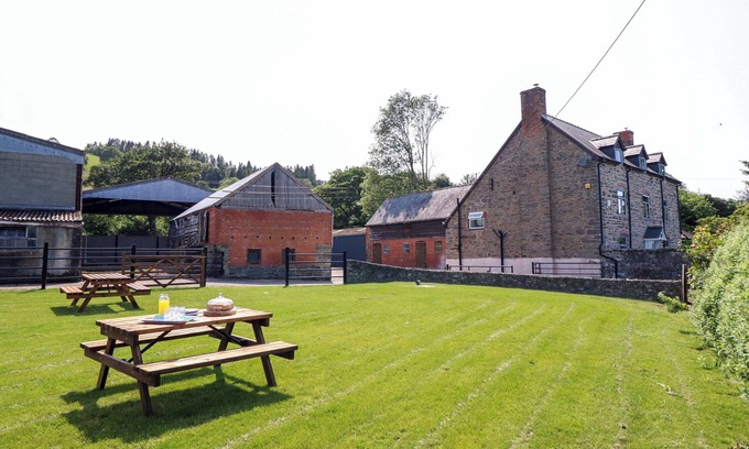 Welshpool Cottage | UPPER DOLARDDYN, pet friendly, with open fire in Castle Caereinion