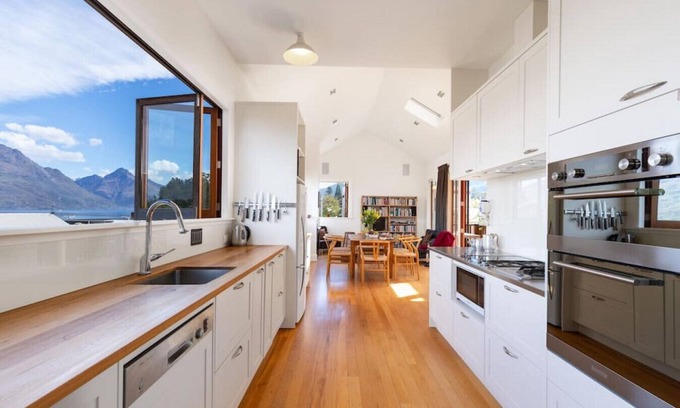 Queenstown City Centre House | Upper Gardens | 4 min walk to town | 2 min walk to the lakefront