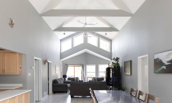 Wasaga Beach House | UPPER LEVEL GREAT PRICE, CLOSE TO BEACH ACCESS. Beautiful cottage, 5 star