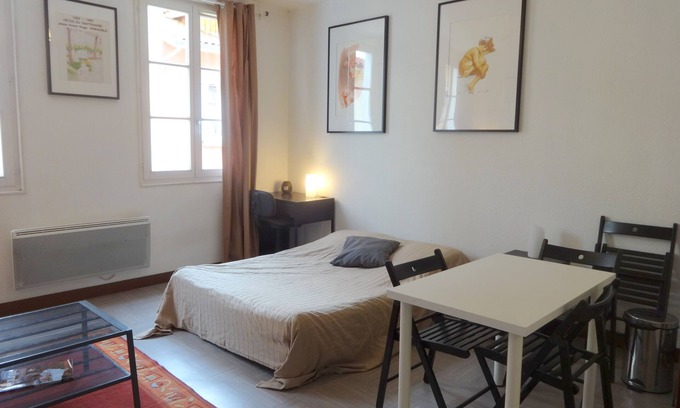 Secteur 2 Apartment | Upper studio