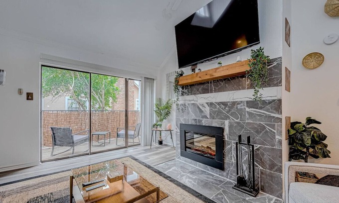 Astrodome Condo | Upscale 1BR Condo in Med Center